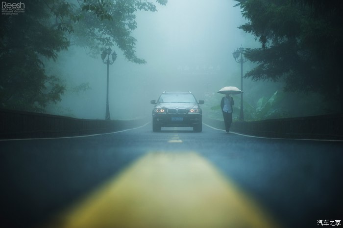 宝马X6，不谈性能如何！自驾遇上大雨还被拍成大片，颜值绝对够！