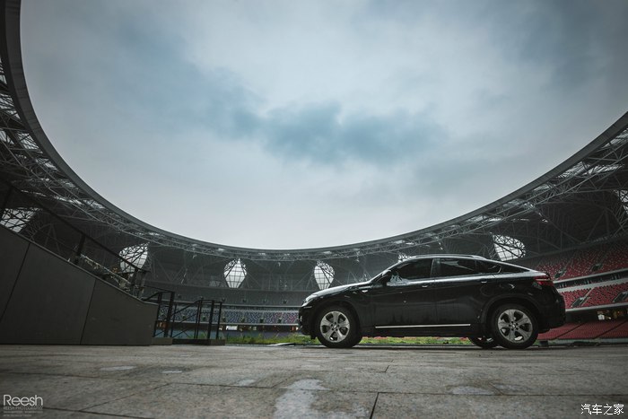 宝马X6,不谈性能如何!自驾遇上大雨还被拍成大片,颜值绝对够!