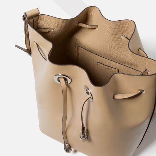 初入职场买什么品牌包,初入职场的新人如何选择包包