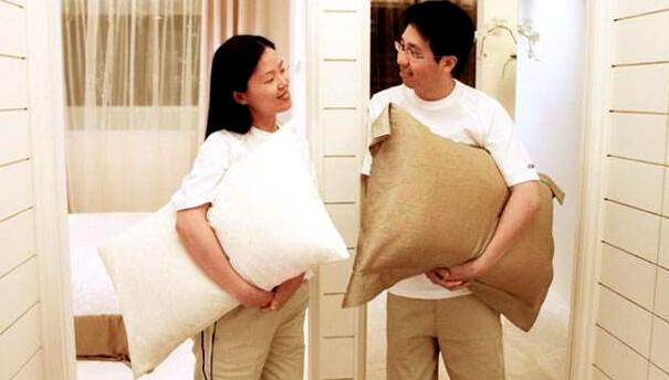 年轻妈妈产微型婴儿，花几十万也保不住，医生大怒：你们干的好事