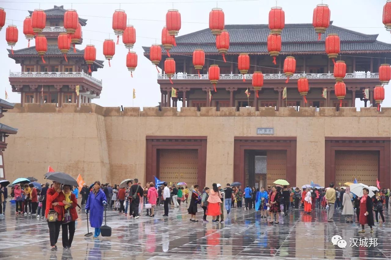 国庆假期迎来游客,国庆长假迎返程客流