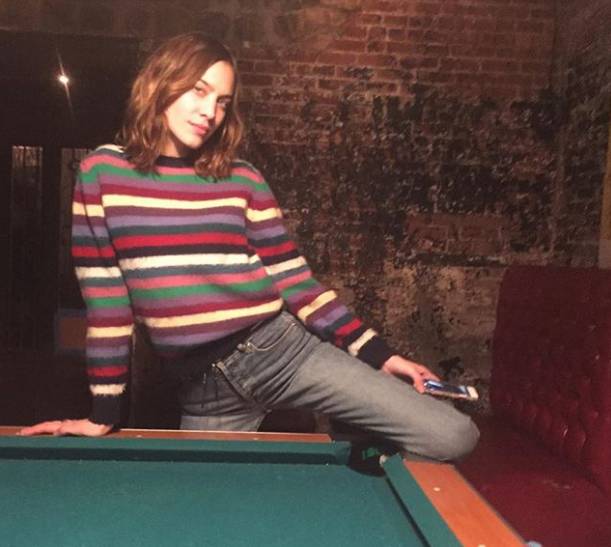 驼色条纹毛衫搭配,条纹长袖毛衣怎么穿