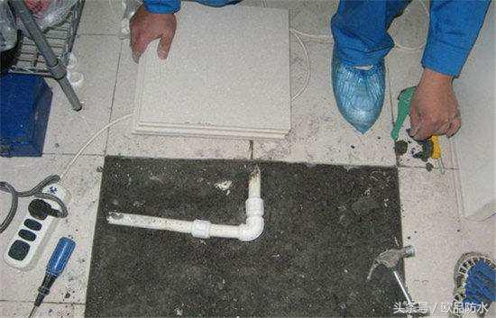 家里地面潮湿漏水怎么办,家里漏水怎么去除地板下的水