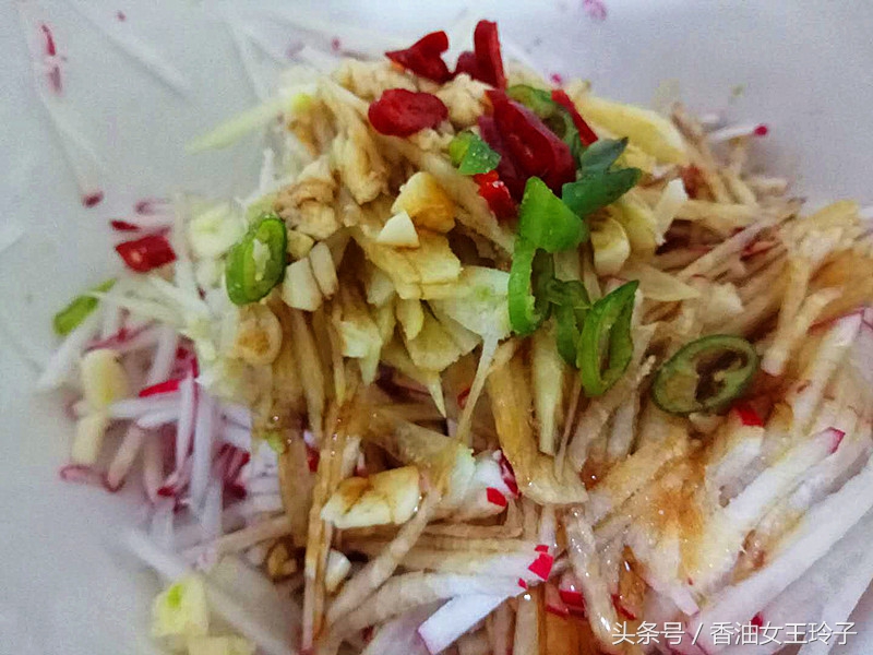 香菜拌红皮萝卜丝教程,芝麻盐凉拌萝卜丝