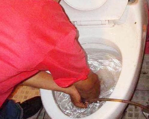 马桶老是堵住家用解决方法,马桶堵住了怎么办快速解决小妙招
