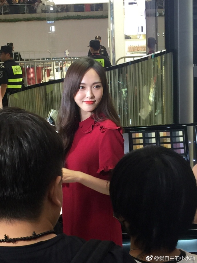 唐嫣参加商场活动光临新天地,唐嫣参加商场活动路人围观