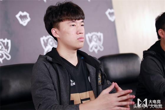 uzi薇恩职业比赛操作集锦,uzi秒锁薇恩全场欢呼s7