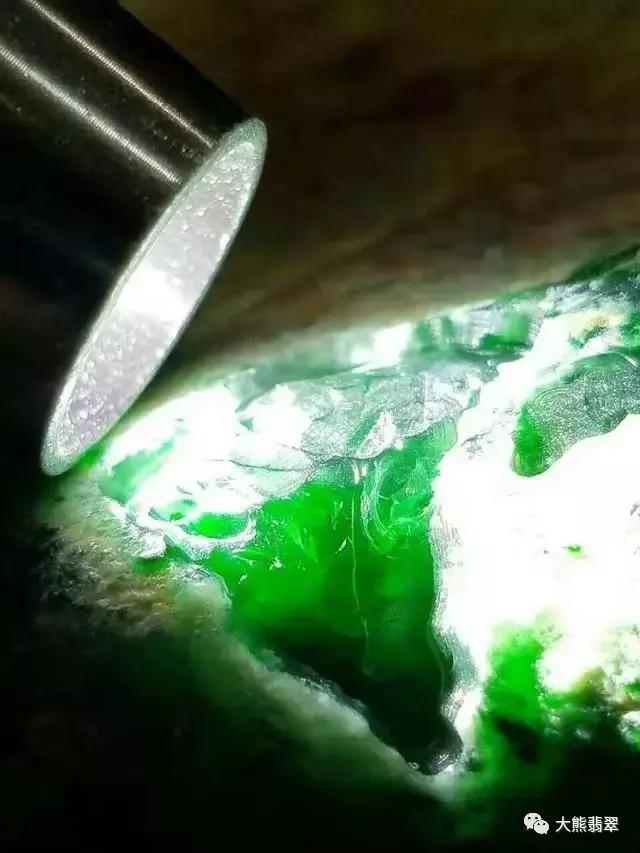 富商拿自己的翡翠来炫耀，朋友拿出了压箱底的宝贝，差点把他吓死