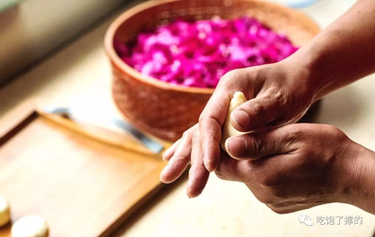 这是一枚用饱含阳光雨露的新鲜玫瑰花做的鲜花饼