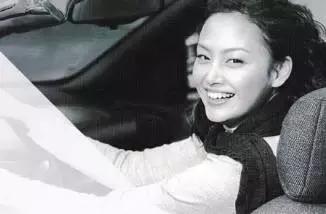 用TA一抹唇部就像打了玻尿酸！水光唇小心机有这么厉害？