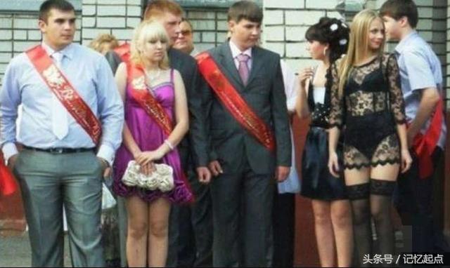 学校组织学生第二天穿父母工作服来上课,小明真太屌丝了