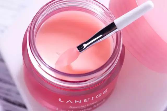 用TA一抹唇部就像打了玻尿酸！水光唇小心机有这么厉害？