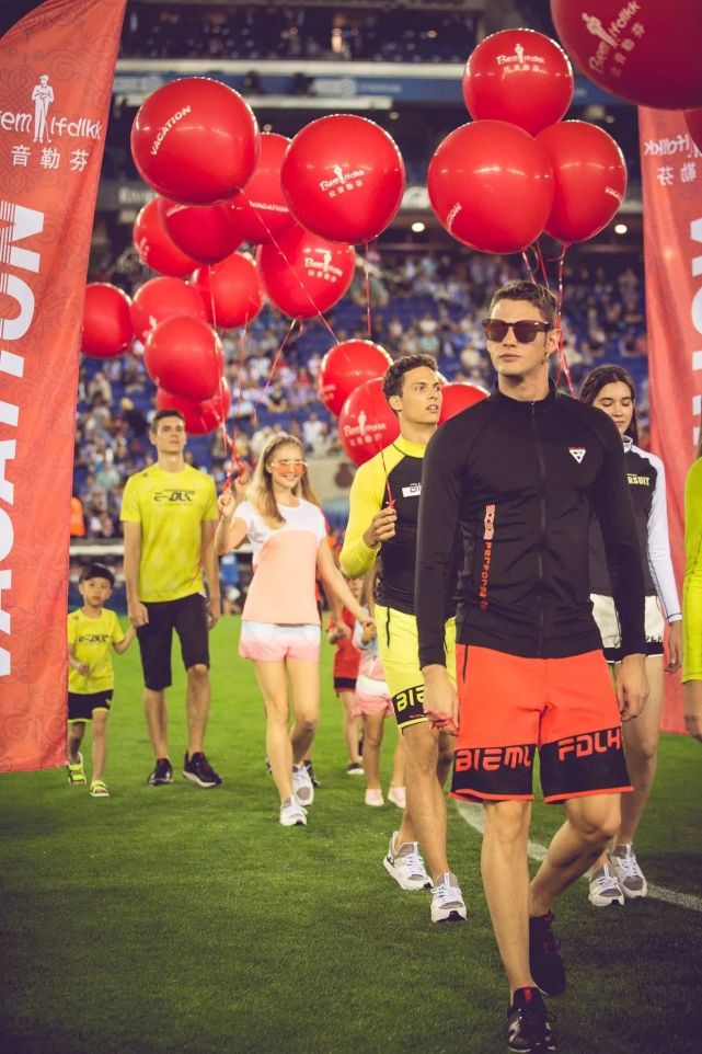 足球场走秀,比音勒芬时装发布会