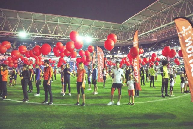 比勒芬时装秀中国红,足球场走秀