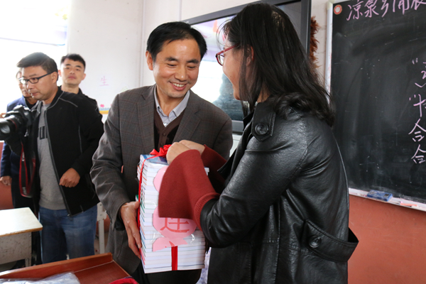 鐖卞績浼佷笟鎵惰传鍔╂畫鎱伴棶鍏泭娲诲姩,鐖卞績鍔╁鍏泭娲诲姩璧拌繘鍏冲箔涓変腑