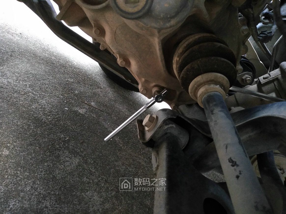 汽车手动变速箱齿轮油的更换教程,保养汽车更换变速箱机油吗