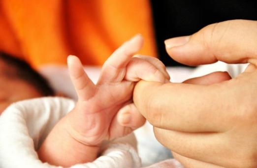 1岁宝宝腿上长一片斑,1岁宝宝腿上出小红点