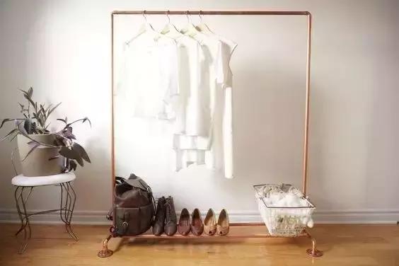 椅子上总堆满衣服,家里坐的椅子总是黏黏的怎么办