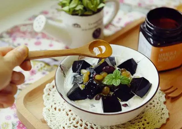 草粿跟烧仙草凉粉龟苓膏的区别,凉粉龟苓膏烧仙草分别用什么做的