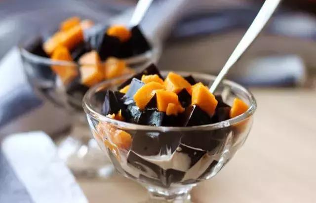 草粿跟烧仙草凉粉龟苓膏的区别,凉粉龟苓膏烧仙草分别用什么做的