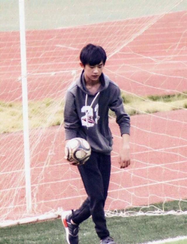 易烊千玺在中戏操场视频,易烊千玺帅气登上舞台