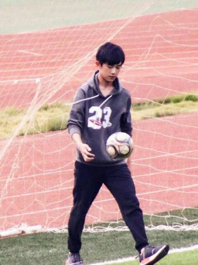 易烊千玺在中戏操场视频,易烊千玺帅气登上舞台