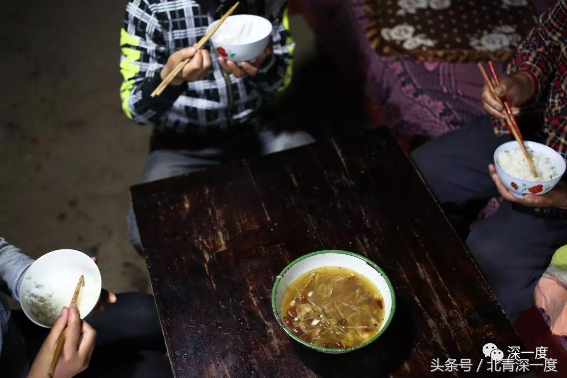 “鹿晗”在泥坑，妈妈在远方，你习以为常的幸福对他们却遥不可及