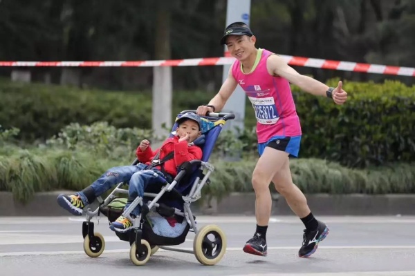 不跑就出局,马拉松为什么要推着轮椅跑呢