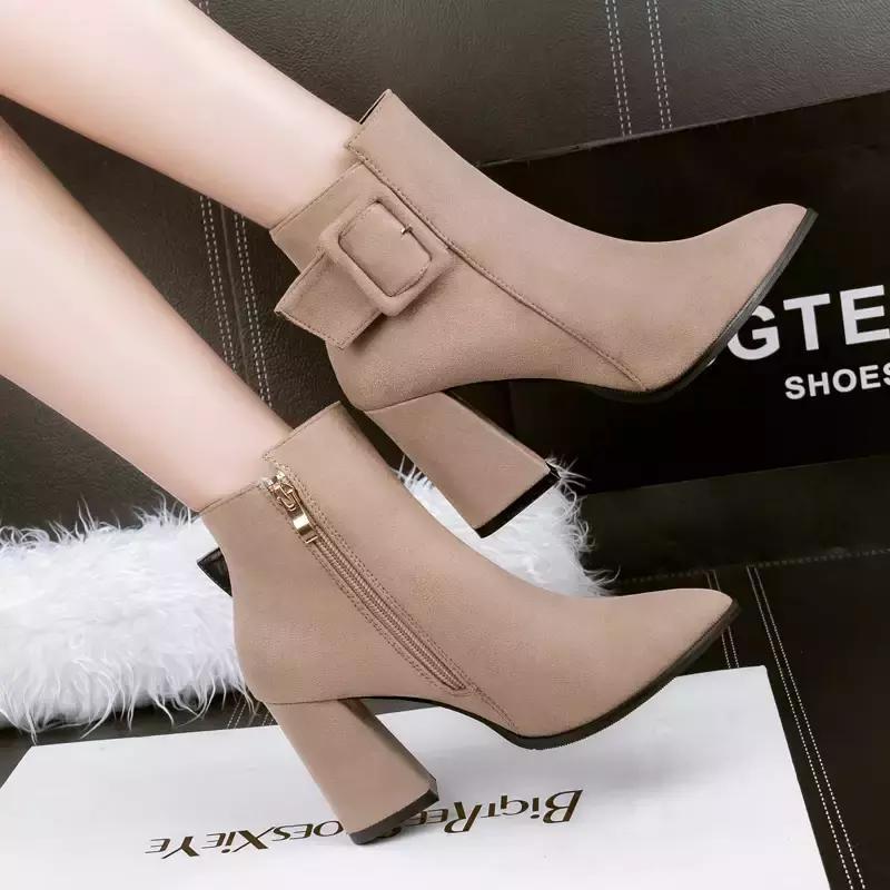 周末摆脱小细跟，粗跟鞋舒适又时髦