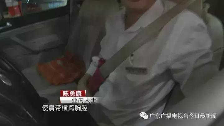 广州女孩被护栏卡住脖子,一名女童因系牵引绳被电梯夹住