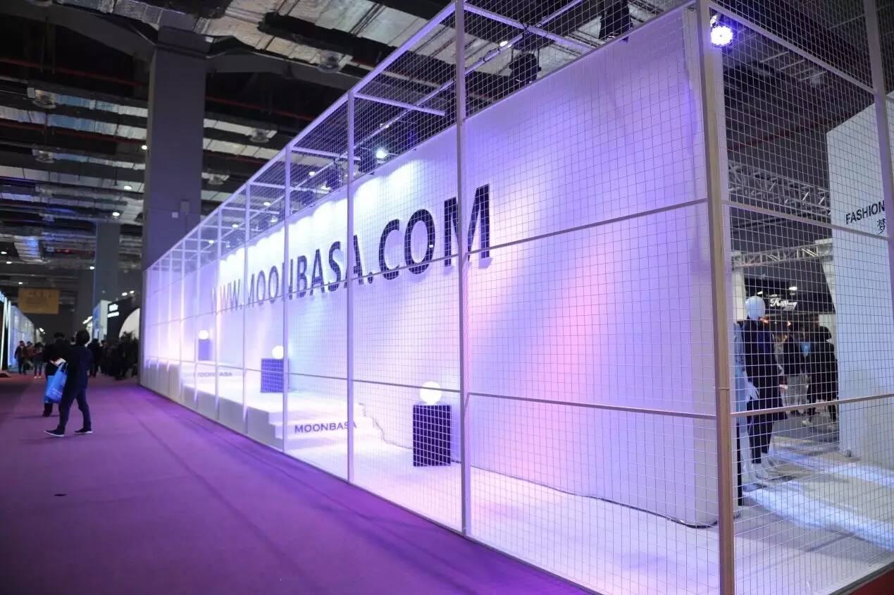 展商风采这个展台不一般，两天竟然吸引了半数以上的观展人群