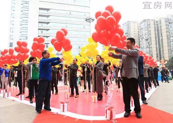 一帮媒体人,今天在莱茵春天被*攻围**,都要哭了~~