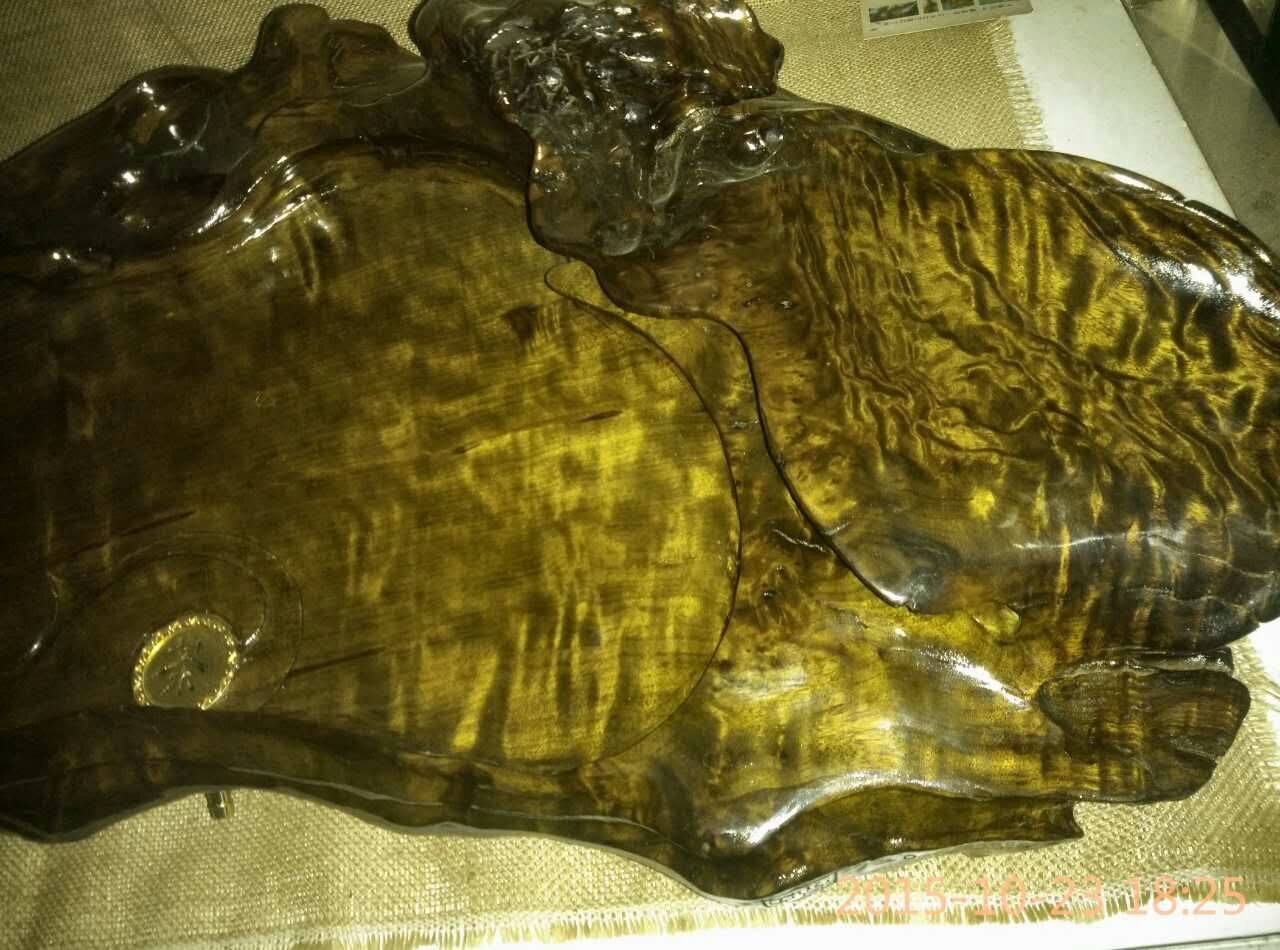 大雨冲来的一块乌黑嘛漆的乌木，原来是茶盘料。