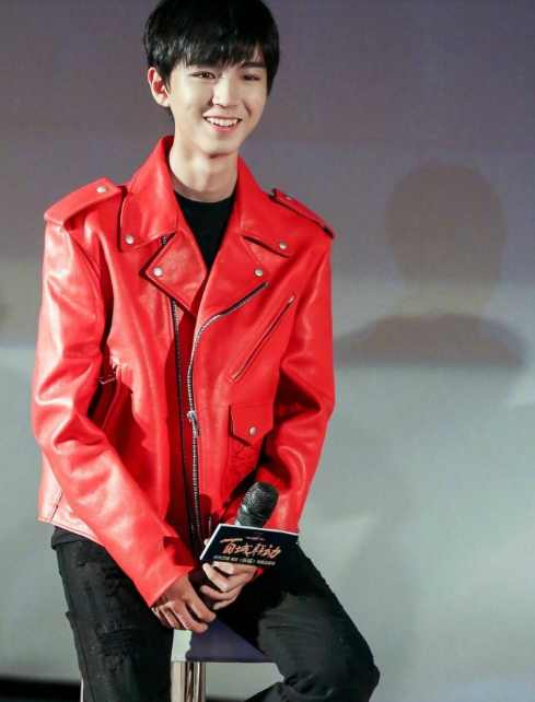 鹿晗王俊凯易烊千玺跑男唱歌,易烊千玺晒胡子王俊凯露腹肌