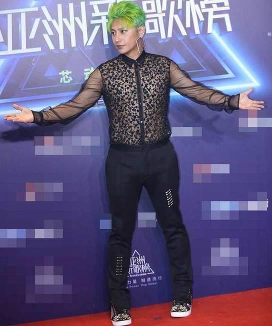 张馨予披军大衣,张馨予穿亮黄外套亮相