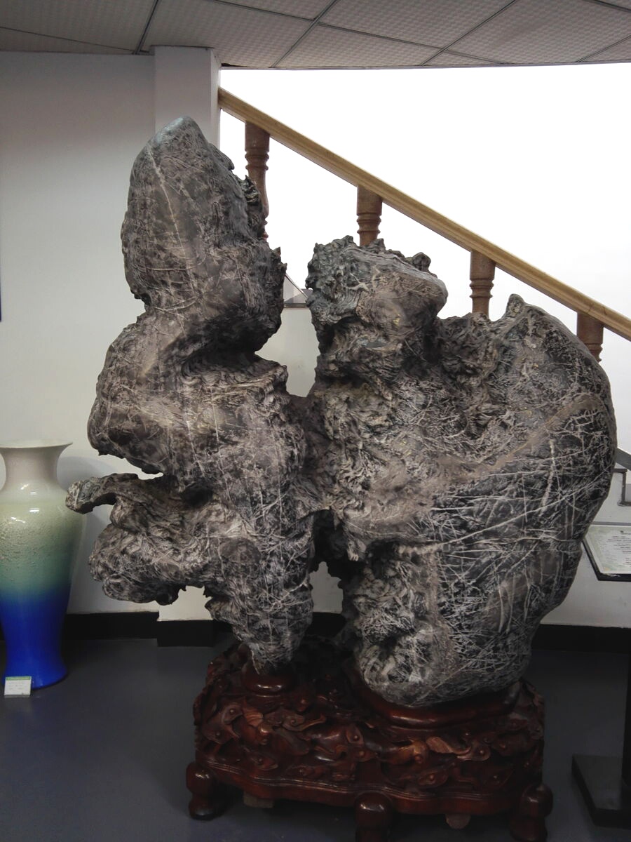 奇石收藏太湖石灵璧石,太湖石真假鉴定方法