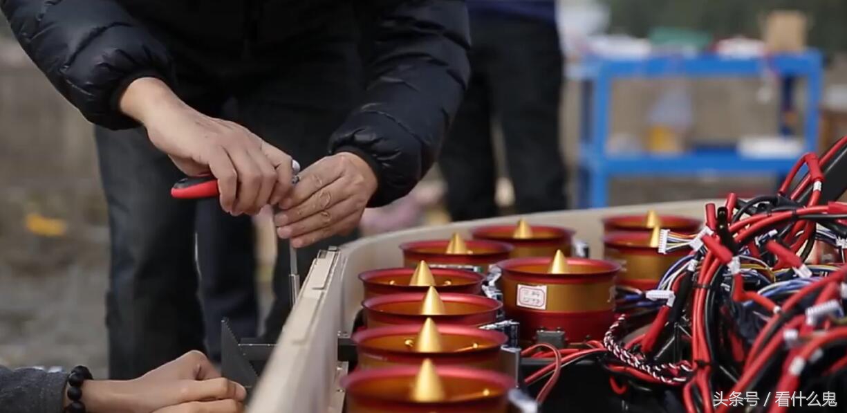 中国研究的载人陆空飞车，只充电就能飞，卖50万你买不买？