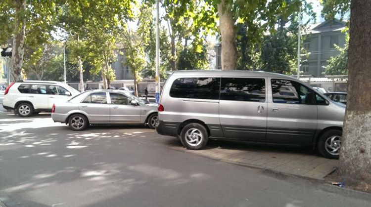 违章停车然后车被刮了有责任吗,违规停车导致他人受伤该怎么赔