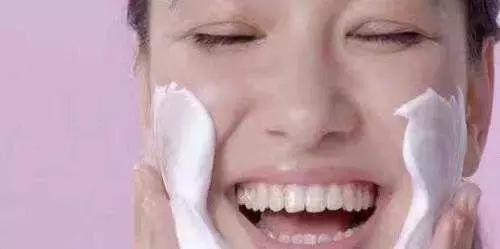 散发女性魅力的护理产品,玫瑰香味护肤品