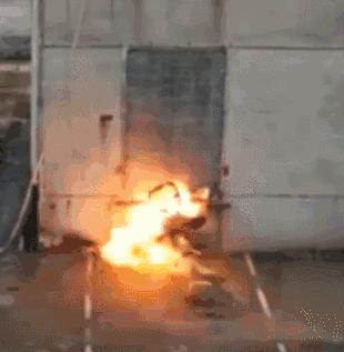 上个厕所时刻，作业座椅俄然爆了……一片狼藉