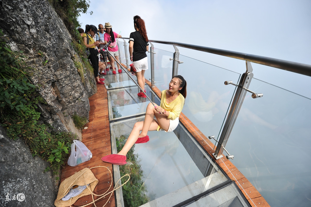 最吓人的十大旅游景点中国,玉屏山玻璃栈道特效吓人视频