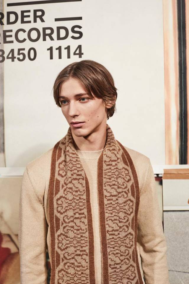 “大衣是女人的第一藏身所”