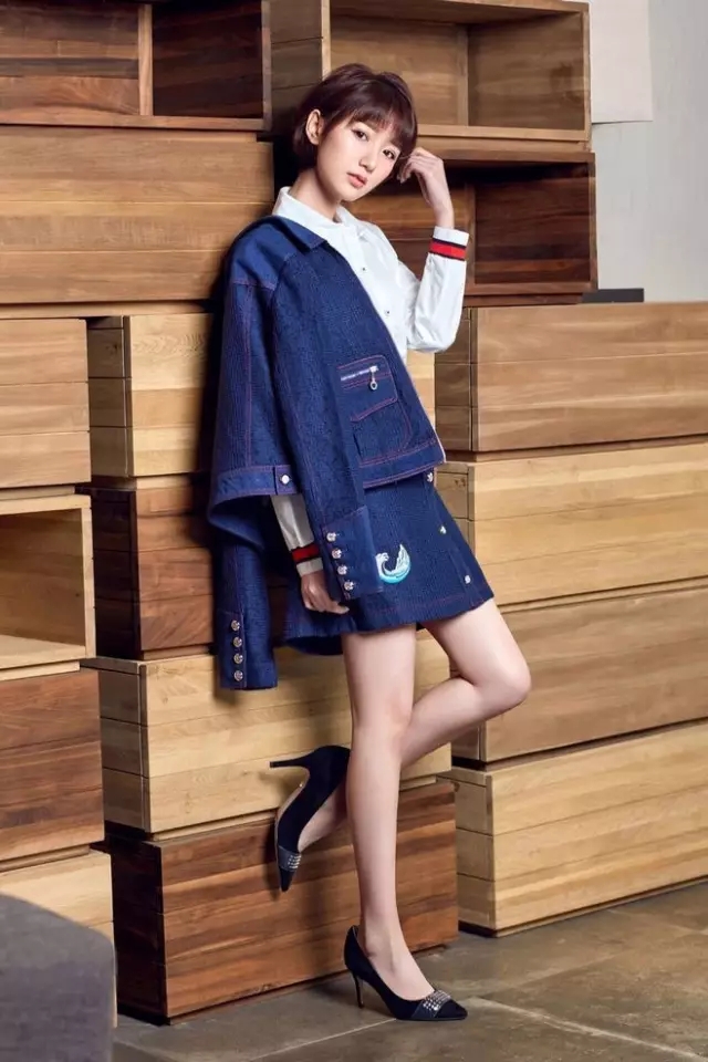 毛晓彤带着治愈系的笑容,低调如冬日枯枝