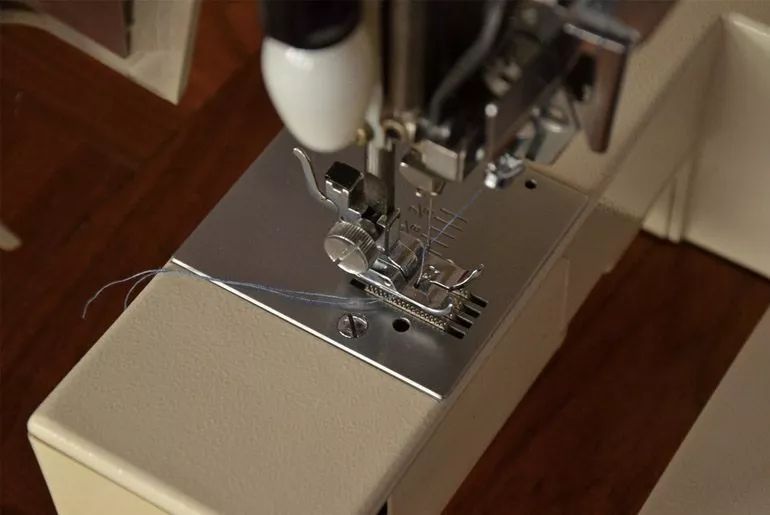 牛仔裤修补过程视频,牛仔裤破洞无痕修复贴