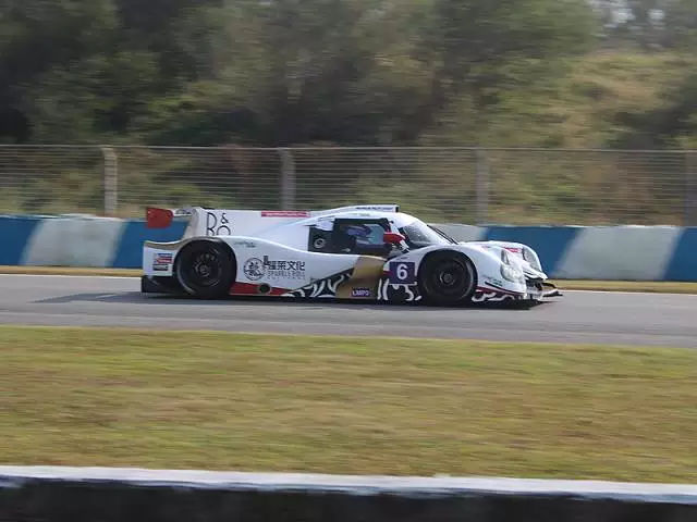 耐力赛绝非无休止地“画圈”,而是用轮胎来拓宽的哲学