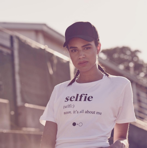 幽默又百搭！IG潮人都爱的ABlackandWhiteStory标语T恤