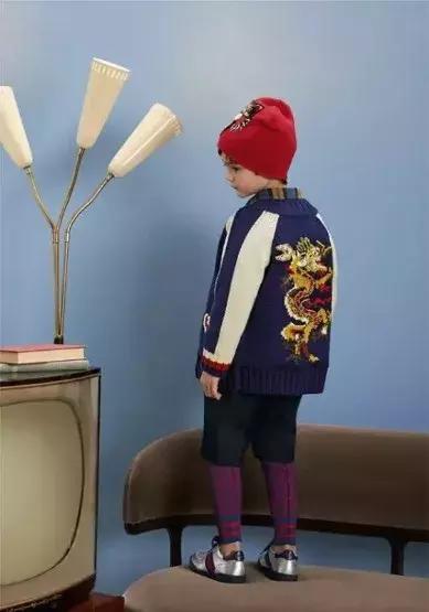 pantone流行色衣服,pantone2022流行色服装搭配