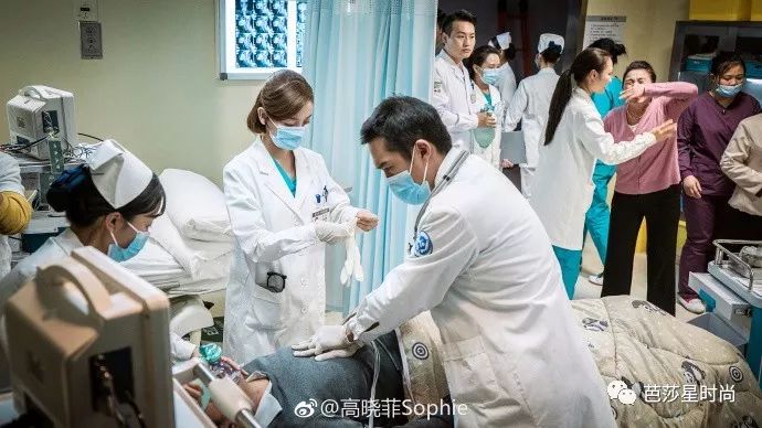 这一次,医疗电视剧可不止是医生们在谈恋爱了!