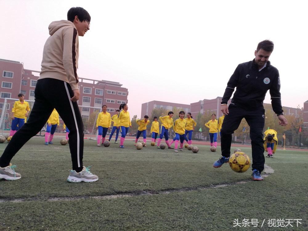 山东滨州:洋外教霸气进校园足球场点兵嗨翻天