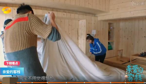 易烊千玺秀新球鞋好嘚瑟，然而小心机却被粉丝一眼看穿，太可爱了